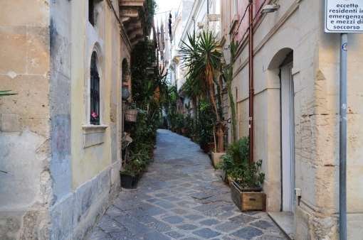 A picturesque side street, typical of Syracuse (Secret Sicily walking tour with Walk About Italy)